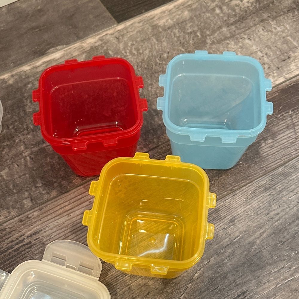 17 Piece Food Storage Container Bundle: Tupperware, Rubbermaid, Lock&Lock - Picture 10 of 14